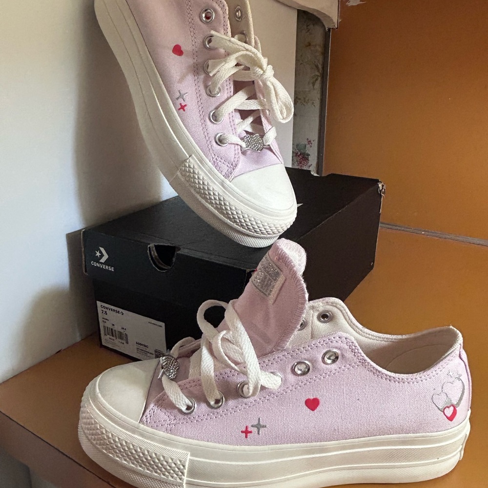 NIB -Converse Women Chuck Taylor All Star Lift Ox Lilac/Egret/Fever US 7.5 Cute!